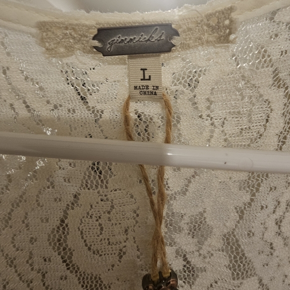 Elegant Lace Cover-Up - Picture 3 of 4